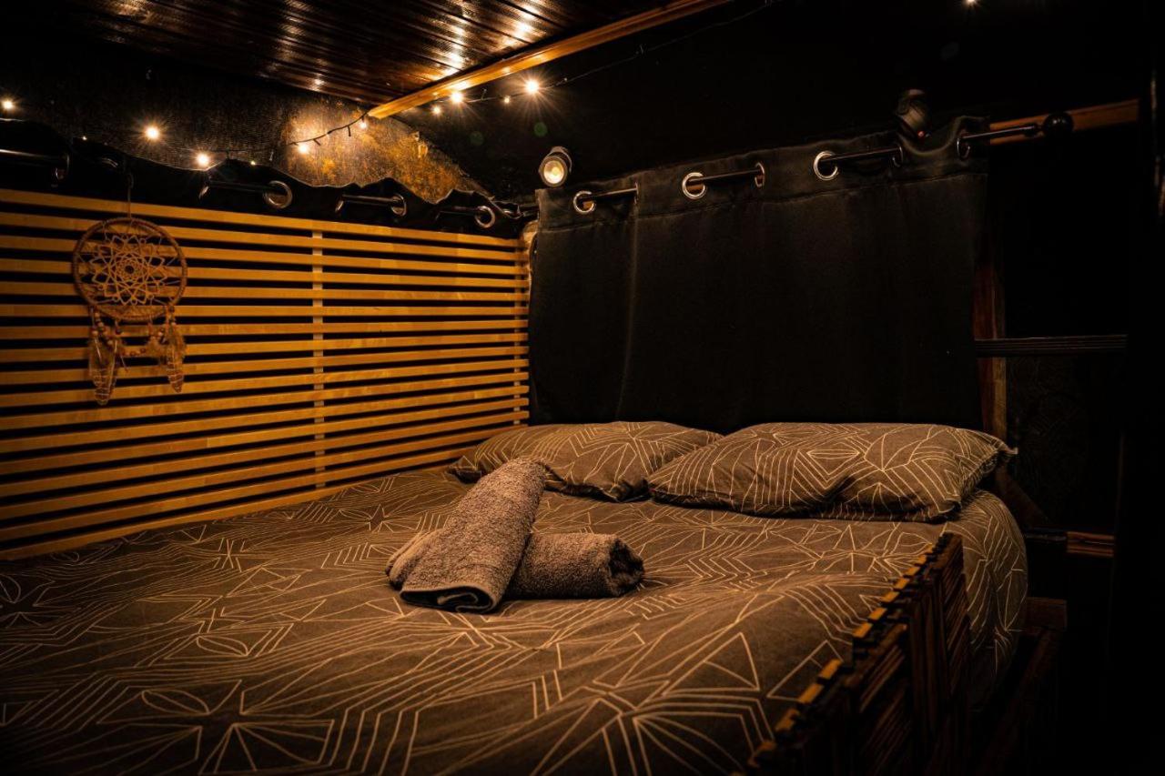 - Magic Bus - Hotel Klorakas Bagian luar foto